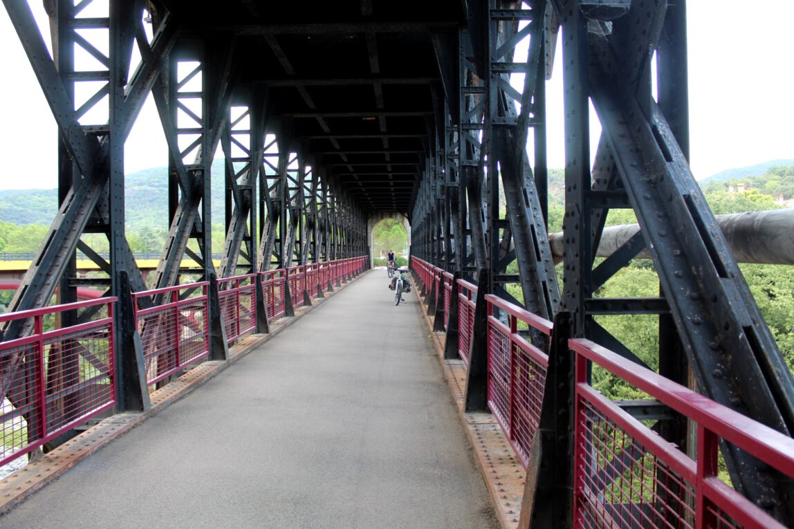 Puente de hierro sobre el río Tec